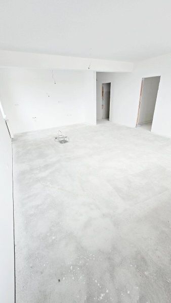 Novostavba - 3- izb. byt s 2 balkónmi a garáž. na ul. Jána Ondruša - Prebiehajúca rekonštrukcia v 3-izbovom byte s betónovou podlahou a bielymi stenami.