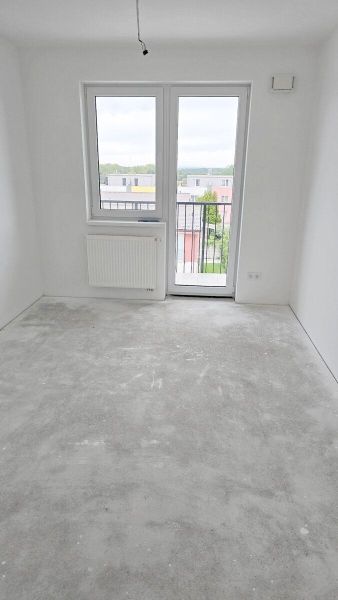Novostavba - 3- izb. byt s 2 balkónmi a garáž. na ul. Jána Ondruša - Prázdna miestnosť s oknom a balkónovými dverami v 3-izbovom byte.