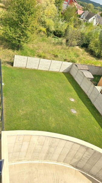 Novostavba - 3- izb. byt s 2 balkónmi a garáž. na ul. Jána Ondruša - Záhrada s trávnikom na Ulici Jána Ondruša v Stupave, vhodná pre 3-izbový byt.