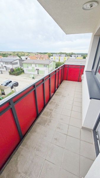 Novostavba - 3- izb. byt s 2 balkónmi a garáž. na ul. Jána Ondruša - Balkón s výhľadom na okolie v 3-izbovom byte na Ulica Jána Ondruša, Stupava.
