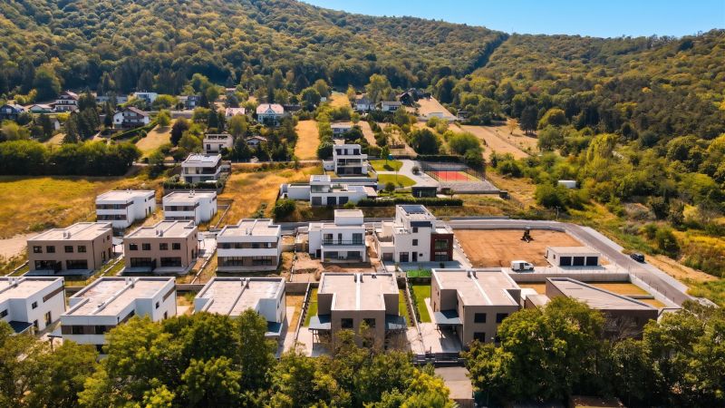 I PREDAJ 5-IZBOVÉHO RODINNÉHO DOMU V HAINBURGU - Rodinné domy v Hainburg an der Donau obklopené prírodnou krajinou a zeleňou.