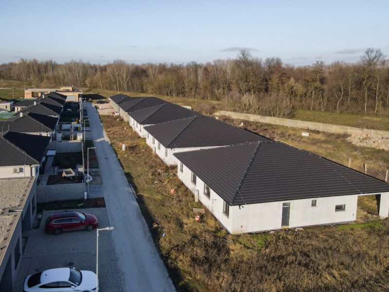 I PREDAJ novostavba 4i rodinného domu s terasou a záhradkou - Rodinné domy na Jabloňovej ulici v Šali obklopené zeleňou a príjazdovou cestou.