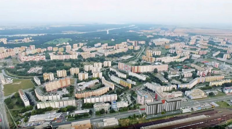 I 2i byt v novom projekte Panónska v Petržalke - Výstavba bytov v Bratislave - Petržalke na Panónskej ceste s panorámou obytných blokov.