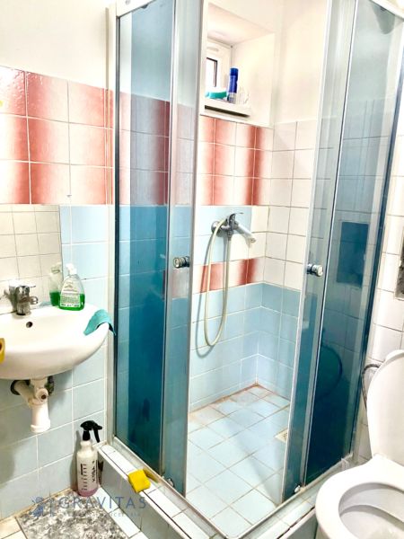 Rekreačný RD pri Oravskej Priehrade na Slanickej Osade - Kúpeľňa so sprchovacím kútom, umývadlom a toaletou, ideálna pre rodinný dom.