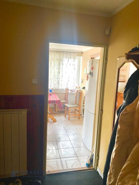Rekreačný RD pri Oravskej Priehrade na Slanickej Osade - Chodba vedúca do kuchyne v rodinnom dome s chladničkou a kockovaným obrusom.