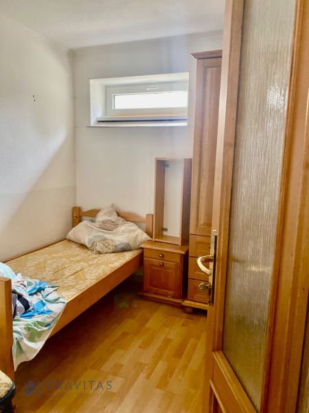 Rekreačný RD pri Oravskej Priehrade na Slanickej Osade - Malá izba v rodinnom dome s dreveným nábytkom a jednoduchým zariadením.