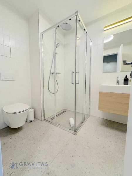Prenájom 2 izbového bytu, Kollárovo námestie, Bratislava  - Kúpeľňa v 2-izbovom byte s modernou sprchovacou kabínou a závesnou toaletou.