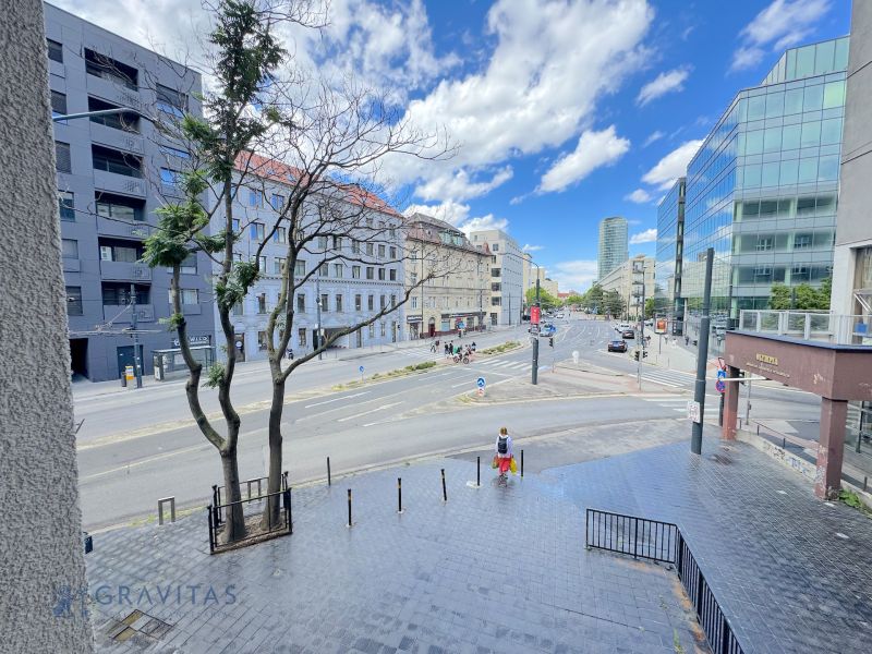 Prenájom 2 izbového bytu, Kollárovo námestie, Bratislava  - Ulica Kollárovo námestie v Bratislave, obklopená budovami a dopravou, 2-izbový byt.