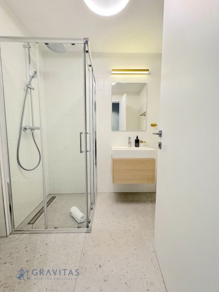 Prenájom 2 izbového bytu, Kollárovo námestie, Bratislava  - Kúpeľňa s preskleným sprchovým kútom a umývadlom v 2-izbovom byte.
