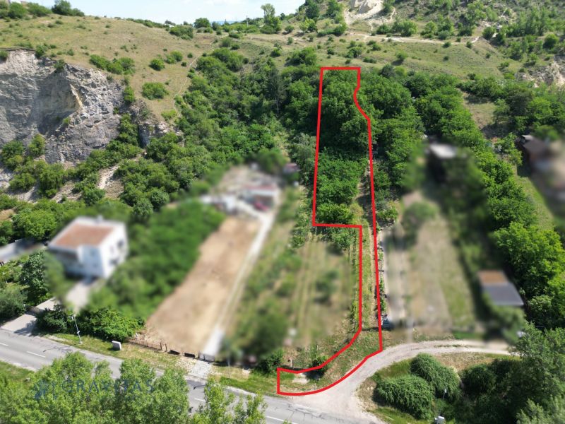 Na predaj stavebný pozemok, Devínska Nová Ves - Pozemok na bývanie v Devínskej Novej Vsi, Bratislava, ohraničený červenou líniou, obklopený zeleňou.