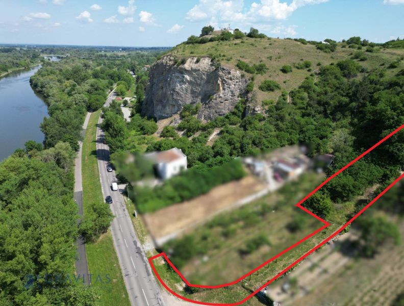 Na predaj stavebný pozemok, Devínska Nová Ves - Lokalita Pozemky - bývanie v Devínskej Novej Vsi, príroda pri rieke a skalné útvary.