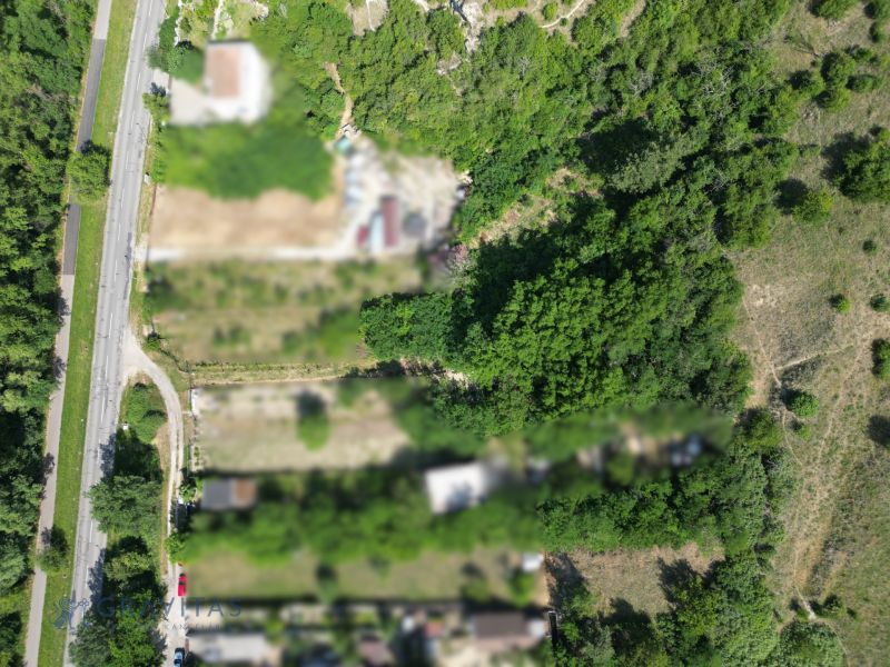 Na predaj stavebný pozemok, Devínska Nová Ves - Letecký pohľad na pozemky v Bratislave - Devínskej Novej Vsi obklopené zeleňou.