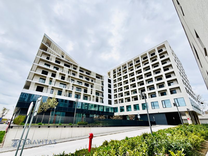 Na PREDAJ | nebytový priestor | Prístavná ulica - Moderný bytový komplex na Prístavnej ulici, Bratislava - Ružinov, obklopený zeleňou.