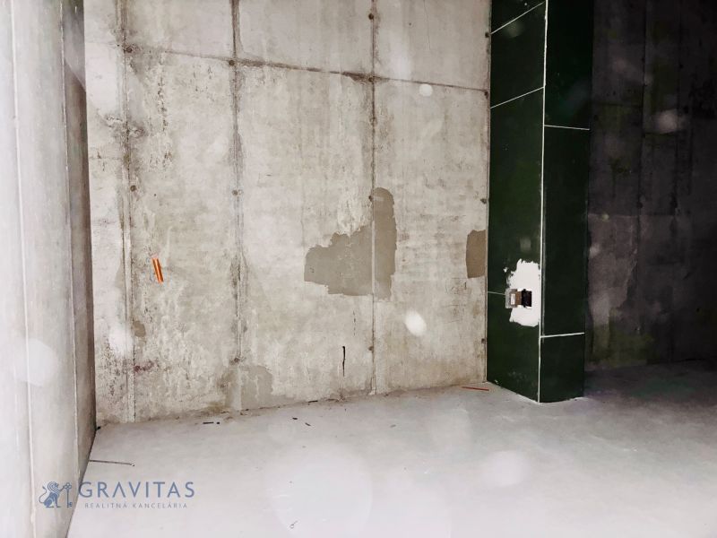 Na PREDAJ | nebytový priestor | Prístavná ulica - Obchodné priestory s betónovou stenou a neúplnou elektroinštaláciou.