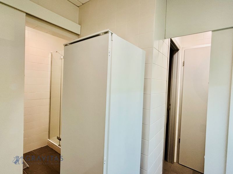 Kancelárie Prenájom | Samostatný Celok 146m2 | Apollo BC II - Interiér kancelárií s bielymi stenami a úložným priestorom.