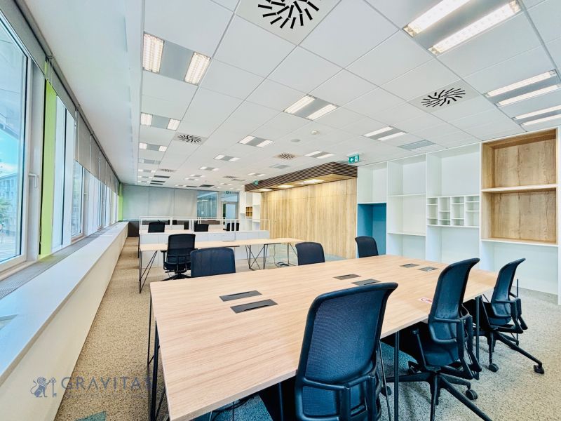 Kancelárie Prenájom | Samostatný Celok 146m2 | Apollo BC II - Kancelárie s podlahou s dreveným dekorom, otvorené pracovné priestory a veľké okná.