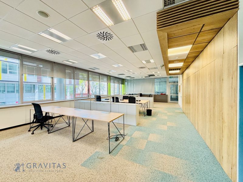 Kancelárie Prenájom | Samostatný Celok 146m2 | Apollo BC II - Interiér kancelárie s podlahou s dreveným dekorom, vybavený stolmi a ergonomickými stoličkami.