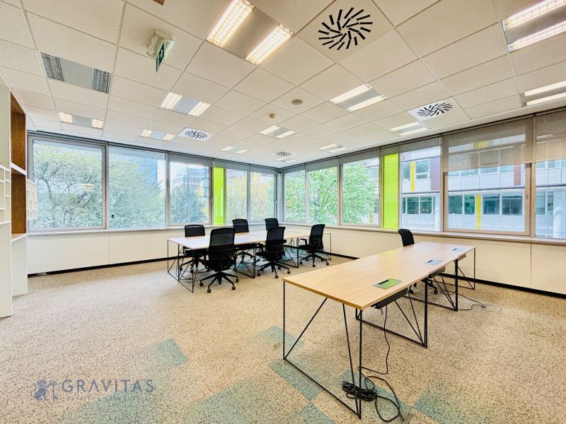 Kancelárie Prenájom | Samostatný Celok 146m2 | Apollo BC II - Priestranné kancelárie s veľkými oknami a praktickým usporiadaním stolov.