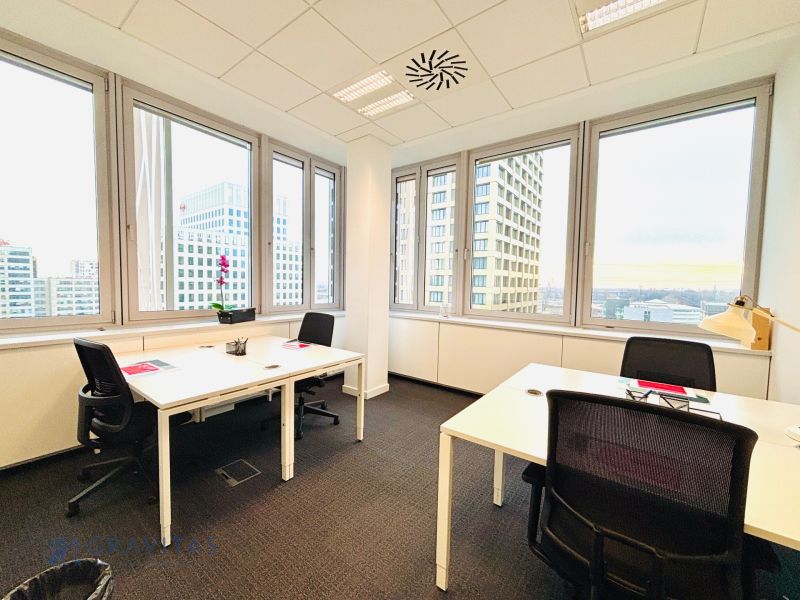 PRENÁJOM | Malé Stredne Veľké Kancelárie | Prievozská ul. - Moderné kancelárie s výhľadom, biele stoly a ergonomické stoličky.