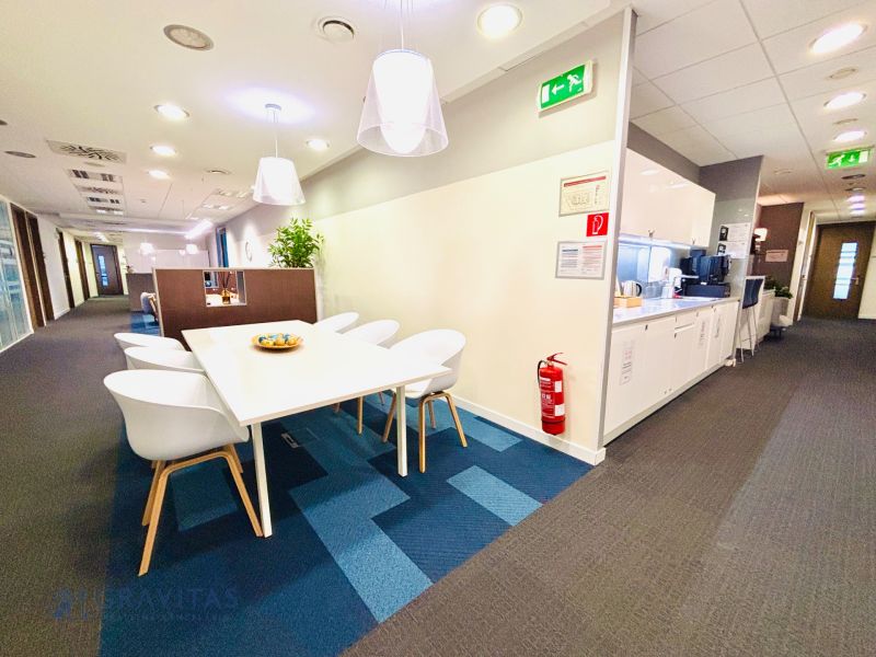 Malé a Stredne Veľké Kancelárie | PRENÁJOM | Prievozská ul. - Kancelárie s bielym nábytkom, modrým kobercom a kuchynským kútom.