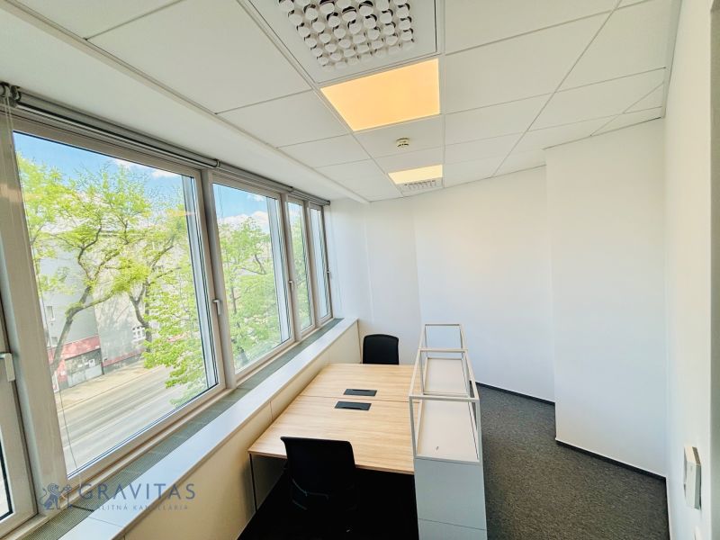Zariadené Kancelárie Prenájom | ReadyToWork | Apollo BC II - Presvetlené kancelárie s veľkými oknami a podlahou s dreveným dekorom.