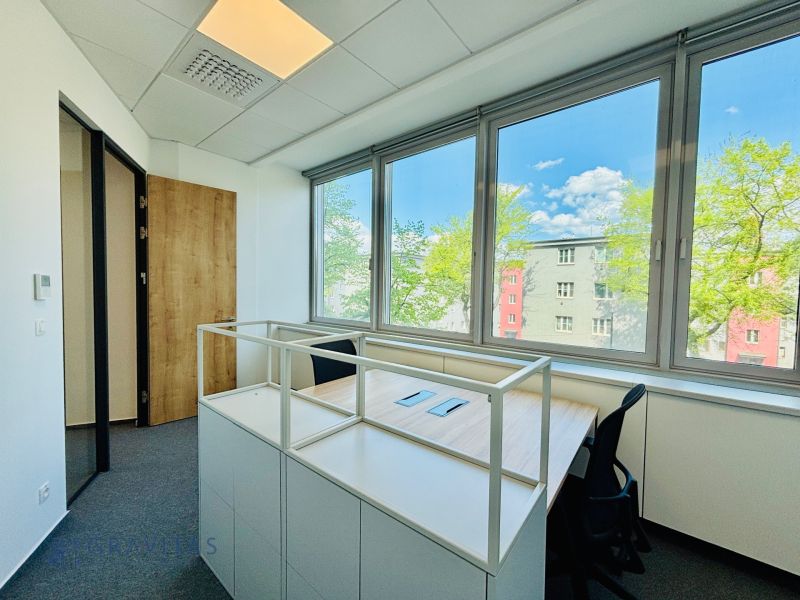 Zariadené Kancelárie Prenájom | ReadyToWork | Apollo BC II - Kancelárie s veľkými oknami a podlahou s dreveným dekorom, ideálne pre prirodzené osvetlenie.