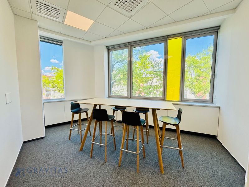 Zariadené Kancelárie Prenájom | ReadyToWork | Apollo BC II - Kancelárie s veľkými oknami, stolom a stoličkami, podlaha s dreveným dekorom.