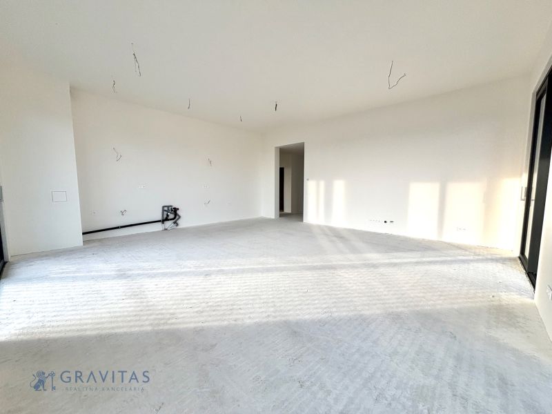 Na PREDAJ | 4izb. veľkometrážny ateliér | Prístavná ulica - Priestranná miestnosť v 4-izbovom byte so svetlom na neukončenej podlahe.