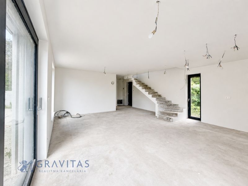 PREDAJ 5i rekreačný RD | Pekná cesta | Lesopark Rača  - Obývacia izba v rodinnom dome s betónovou podlahou a schodiskom.