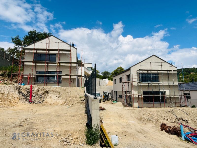 PREDAJ 5i rekreačný RD | Pekná cesta | Lesopark Rača  - Stavba rodinného domu na Peknej ceste v Bratislave-Rači, obklopená lešením a stavebným materiálom.