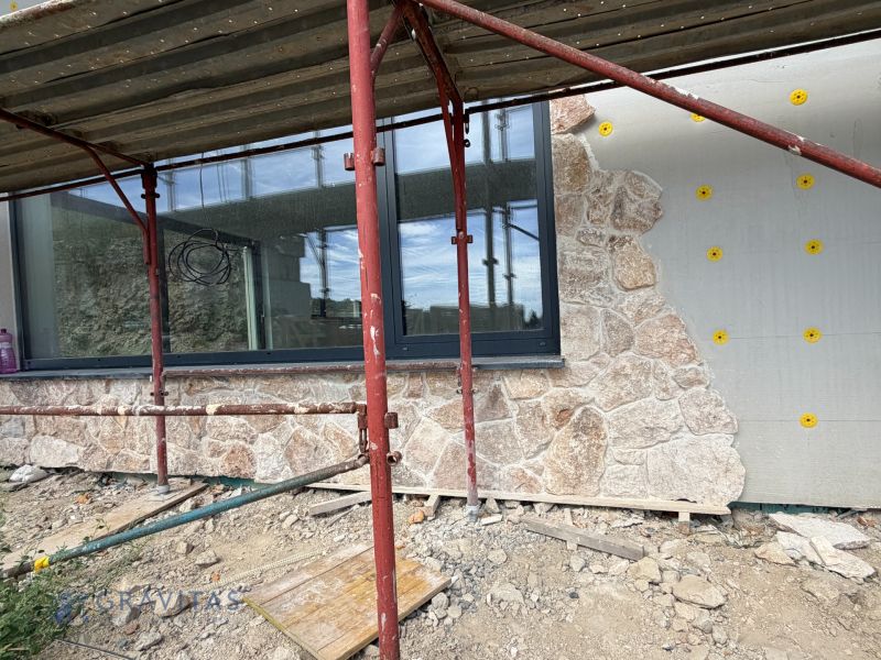PREDAJ 5i rekreačný RD | Pekná cesta | Lesopark Rača  - Stavba rodinného domu na Peknej ceste v Bratislave - Rači s kamenným obkladom.