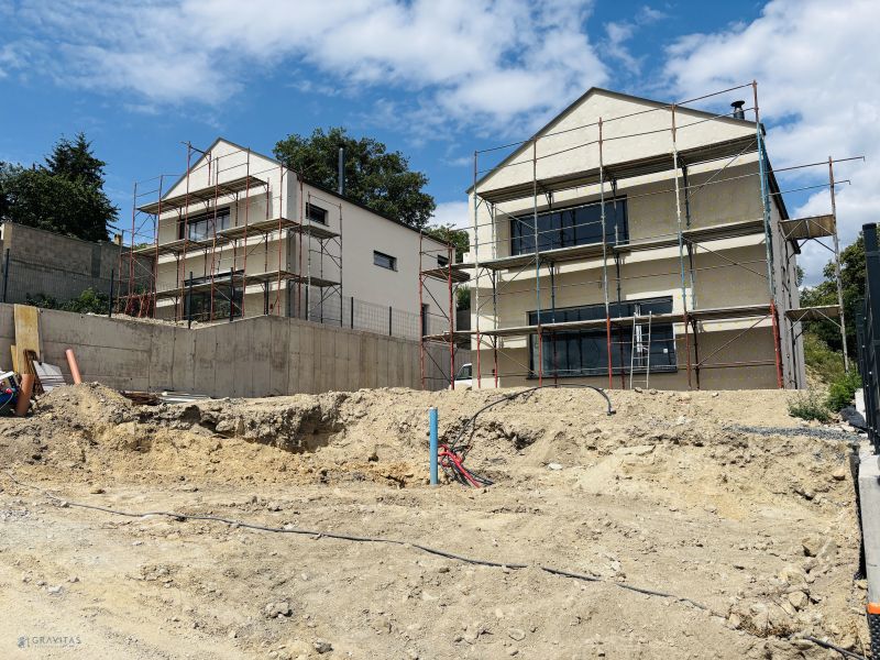 PREDAJ 5i rekreačný RD | Pekná cesta | Lesopark Rača  - Stavba rodinného domu na Peknej ceste v Bratislave - Rači, obklopená lešením.