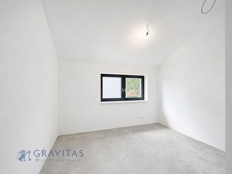 NA PREDAJ 5i rekreačný RD | Pekná cesta | Lesopark Rača  - Miestnosť v rodinnom dome s bielymi stenami a oknom, bez podlahovej krytiny.