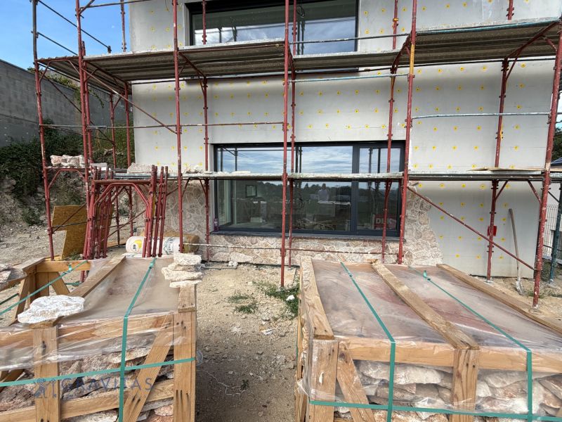 NA PREDAJ 5i rekreačný RD | Pekná cesta | Lesopark Rača  - Rodinný dom na Peknej ceste v Bratislave-Rači obkladajú tehlovým kameňom, lešenie na mieste.