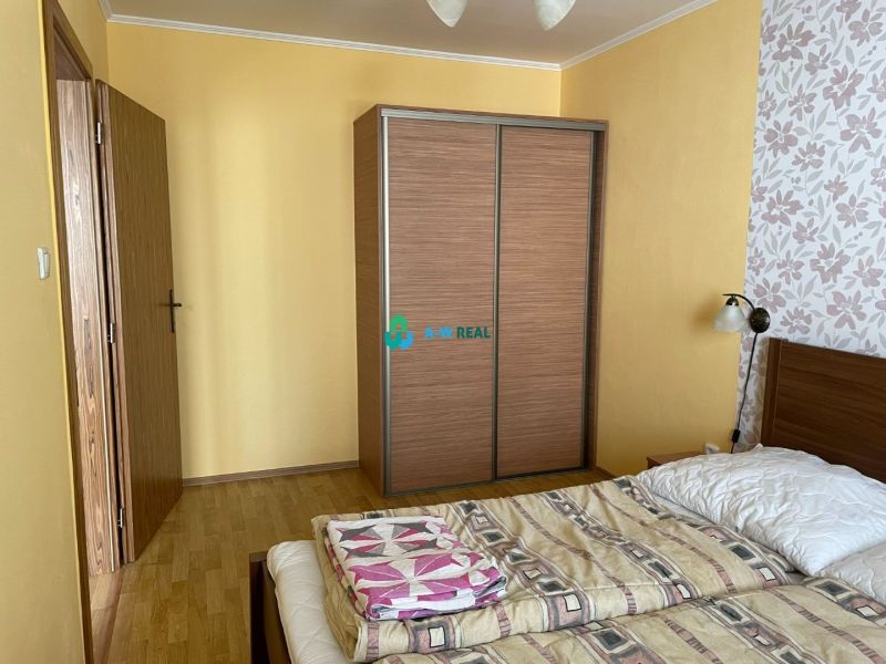 Apartmánový dom na predaj blízko termálneho kúpaliska - Izba v Hoteloch a penziónoch s posteľou, skrinkou a podlahou s dreveným dekorom.