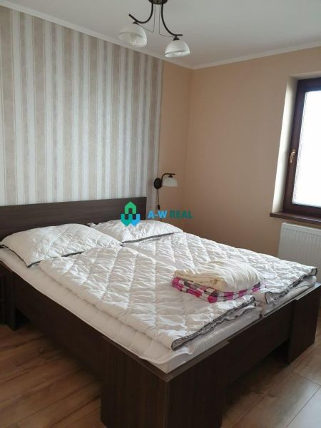 Apartmánový dom na predaj blízko termálneho kúpaliska - Izba v hoteloch a penziónoch s posteľou a podlahou s dreveným dekorom.