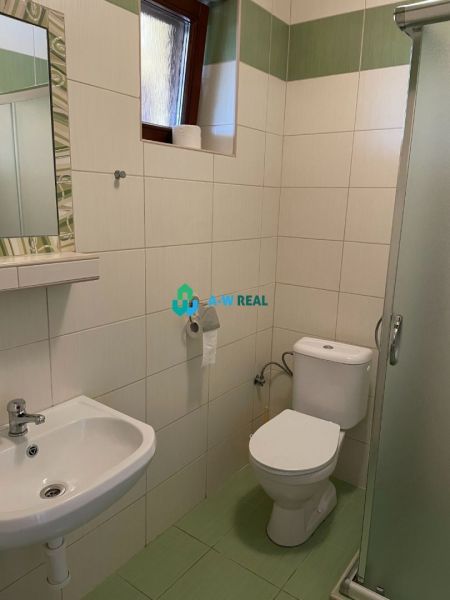 Apartmánový dom na predaj blízko termálneho kúpaliska - Kúpeľňa v Hotely a penzióny s toaletou, umývadlom a sprchovým kútom.