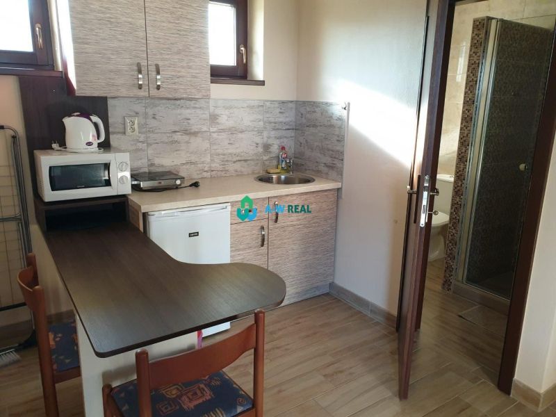 Apartmánový dom na predaj blízko termálneho kúpaliska - Kuchynský kútik v Hoteloch a penziónoch s podlahou s dreveným dekorom.
