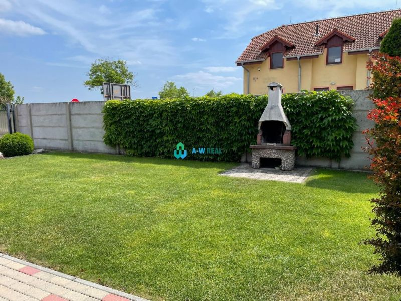 Apartmánový dom na predaj blízko termálneho kúpaliska - Záhrada hotela a penziónu vo Veľkom Mederi s krbom a udržiavaným trávnikom.