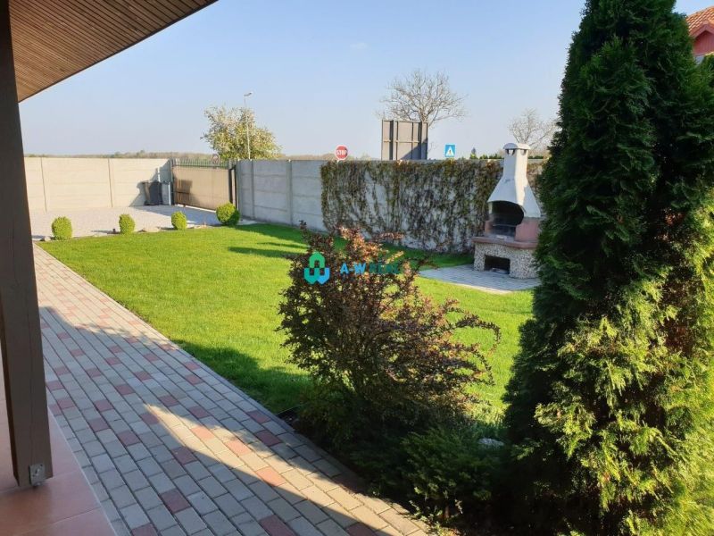 Apartmánový dom na predaj blízko termálneho kúpaliska - Záhrada s trávnikom a krbom vo Veľkom Mederi, Hotely a penzióny, ulica neuvedená.