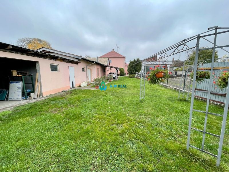 DUNAJSKÁ STREDA – 7-IZBOVÝ RODINNÝ DOM NA PREDAJ BLÍZKO K TERMÁLNEMU K - Rodinný dom na Malotejedskej v Dunajskej Strede s trávnatou záhradou a prístreškom.