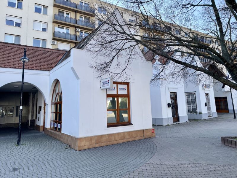 DUNASJKÁ STREDA – OBCHODNÝ/ADMINISTRATÍVNY PRIESTOR PRIAMO V CENTRE ME - Obchodné priestory na Námestí Ármina Vámbéryho v Dunajskej Strede s tehlovou strechou.