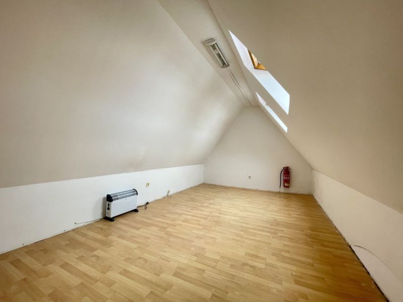 DUNASJKÁ STREDA – OBCHODNÝ/ADMINISTRATÍVNY PRIESTOR PRIAMO V CENTRE ME - Podkrovný priestor s podlahou s dreveným dekorom, konvektorom a strešným oknom.