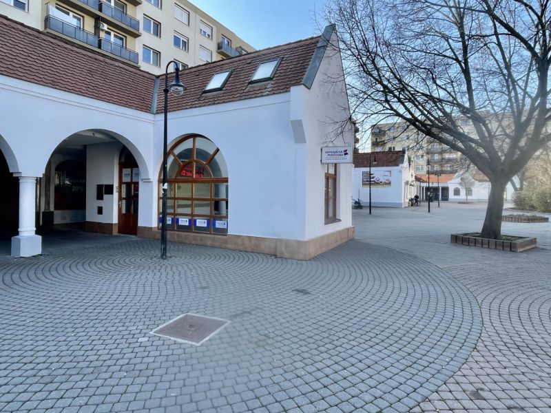 DUNASJKÁ STREDA – OBCHODNÝ/ADMINISTRATÍVNY PRIESTOR PRIAMO V CENTRE ME - Obchodné priestory s oblúkmi na Námestí Ármina Vámbéryho v Dunajskej Strede.