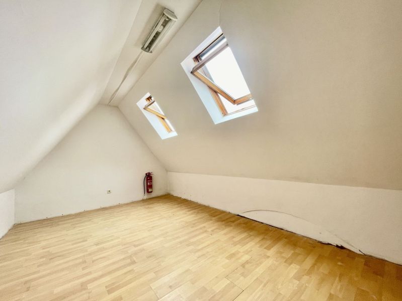 DUNASJKÁ STREDA – OBCHODNÝ/ADMINISTRATÍVNY PRIESTOR PRIAMO V CENTRE ME - Podkrovná miestnosť s dvoma strešnými oknami a podlahou s dreveným dekorom.