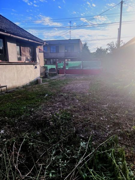 JAHODNÁ – STARÝ RODINNÝ DOM S PEKNÝM STAVEBNÝM POZEMKOM NA PREDAJ - Rodinný dom v Jahodnej s trávnatým dvorom a bránou na neuvedenej ulici.