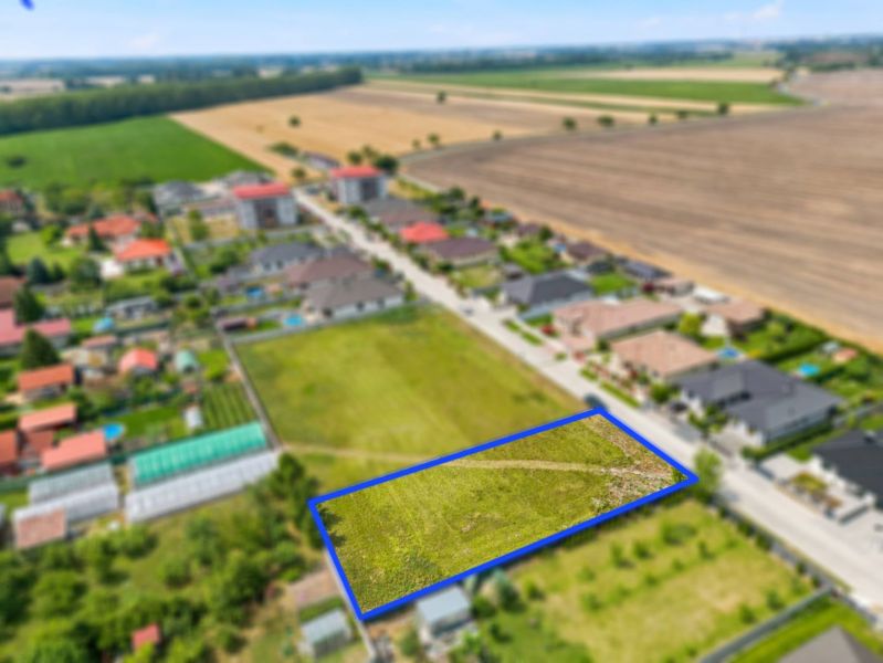 Stavebný pozemok v novej štvrti obce Ohrady – 969 m² - Pozemky - bývanie v obci Ohrady, s viditeľnou urbanistickou krajinou, obdĺžnikový tvar.