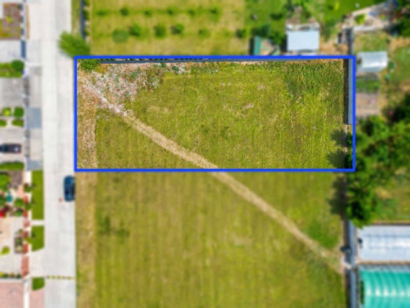 Stavebný pozemok v novej štvrti obce Ohrady – 969 m² - Letecký pohľad na pozemok v meste Ohrady, vhodný pre bývanie.