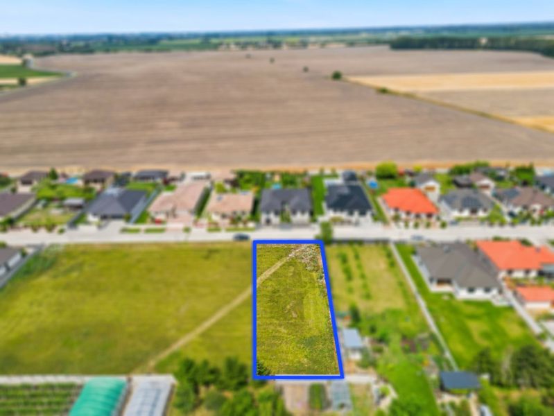 Stavebný pozemok v novej štvrti obce Ohrady – 969 m² - Pozemok v Ohradoch na neuvedenej ulici určený pre bývanie, obklopený domami a poľami.
