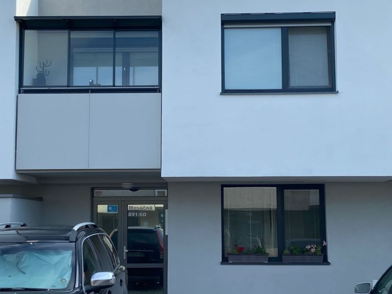 A-W REAL | Štýlový 3-izbový byt s dvomi balkónovými priestormi, vlastn - Bytový dom s balkónom a zaparkovaným autom na ulici Hviezdné Bývanie v Hviezdoslavove.